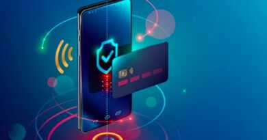 Kreditkort foran telefonen
